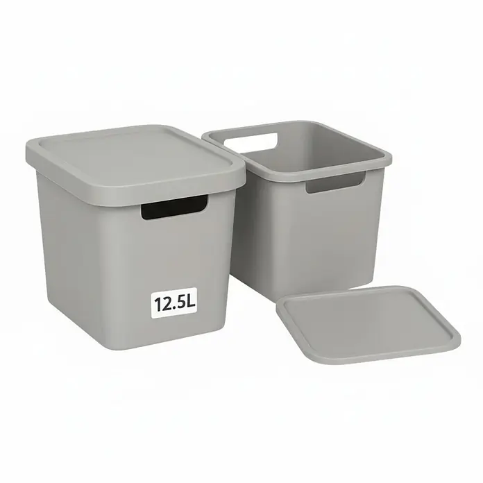 Plastard Aufbewahrungsbox-Set 2er-Set 12,5 Liter in Grau mit Deckel – Stapelboxen, Lagerboxen - L x B x H: 32 x 22 x 24 cm, Kunststoff, Grau, 2 Stk. - Zwei graue Kunststoff-Aufbewahrungsboxen mit Deckeln. Eine Box ist mit 12.5L beschriftet, die andere ist offen mit daneben liegendem Deckel.