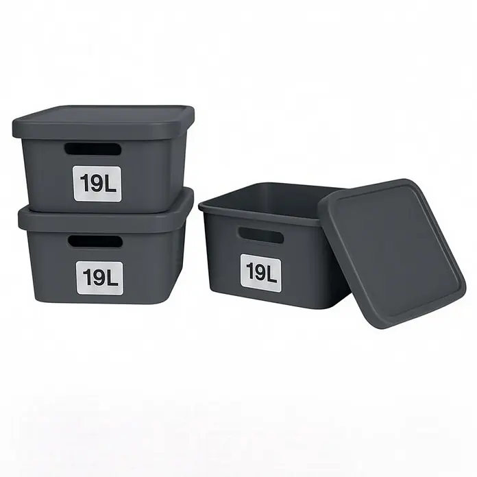 Plastard Aufbewahrungsbox-Set 3er-Set 19 Liter in Anthrazit mit Deckel – Stapelboxen, Lagerboxen - L x B x H: 45,5 x 33,5 x 15,5 cm, Kunststoff, Anthrazit, 3 Stk. - Drei graue Kunststoff-Aufbewahrungsboxen, zwei gestapelt, eine offen mit Deckel, alle mit 19L beschriftet.