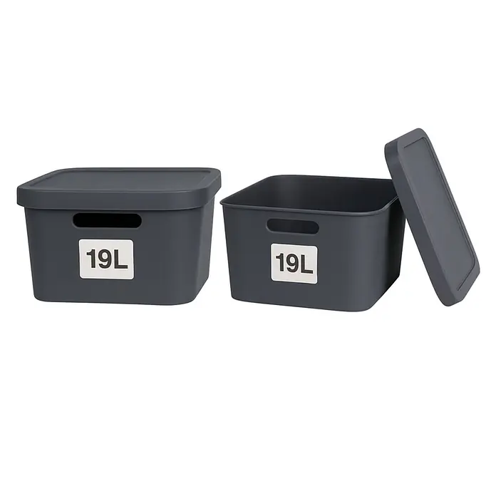 Plastard Aufbewahrungsbox-Set 2er-Set 19 Liter in Anthrazit mit Deckel – Stapelboxen, Lagerboxen - L x B x H: 45,5 x 33,5 x 15,5 cm, Kunststoff, Anthrazit, 2 Stk. - Zwei dunkelgraue Kunststoff-Aufbewahrungsboxen mit Deckeln, eine geschlossen, eine offen, jeweils mit 19L beschriftet.