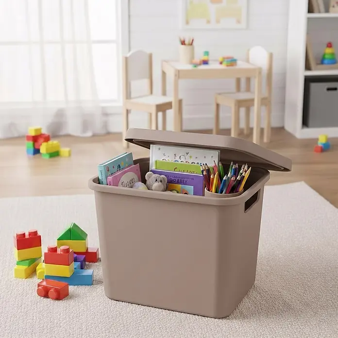 Plastard Aufbewahrungsbox-Set 4er-Set 12,5 Liter in Pink mit Deckel – Stapelboxen, Lagerboxen - L x B x H: 32 x 22 x 24 cm, Kunststoff, Pink, 4 Stk. - Eine taupefarbene Kunststoff-Aufbewahrungsbox mit offenem Deckel enthält bunte Kinderbücher, einen Teddybär und Stifte, umgeben von Bausteinen.