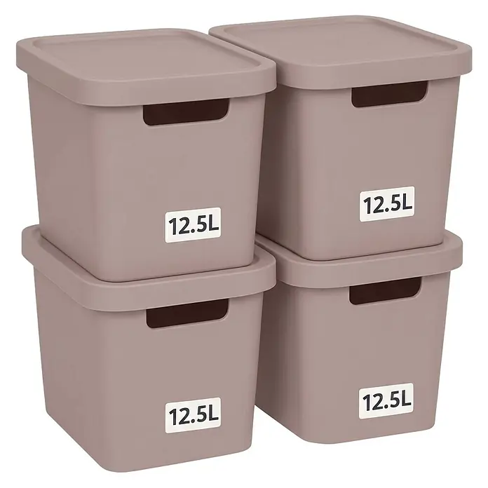 Plastard Aufbewahrungsbox-Set 4er-Set 12,5 Liter in Pink mit Deckel – Stapelboxen, Lagerboxen - L x B x H: 32 x 22 x 24 cm, Kunststoff, Pink, 4 Stk. - Vier taupefarbene Kunststoff-Aufbewahrungsboxen mit Deckeln und Griffen, gestapelt. Jede Box ist mit „12.5L“ beschriftet.