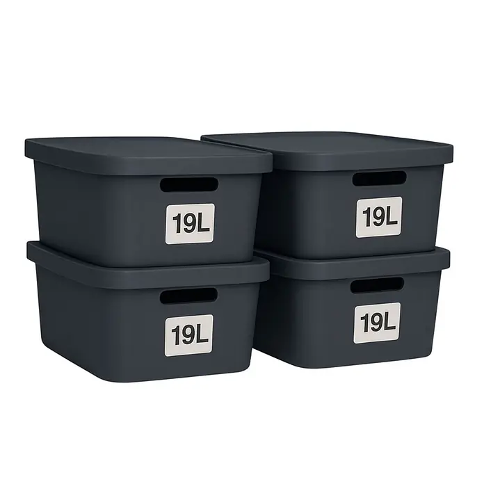 Plastard Aufbewahrungsbox-Set 4er-Set 19 Liter in Anthrazit mit Deckel – Stapelboxen, Lagerboxen - L x B x H: 45,5 x 33,5 x 15,5 cm, Kunststoff, Anthrazit, 4 Stk. - Vier dunkelgraue 19L Aufbewahrungsboxen mit Deckeln und Griffen, in zwei Paaren gestapelt.