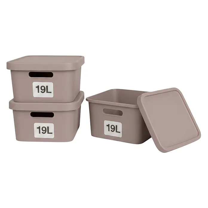 Plastard Aufbewahrungsbox-Set 3er-Set 19 Liter in Pink mit Deckel – Stapelboxen, Lagerboxen - L x B x H: 45,5 x 33,5 x 15,5 cm, Kunststoff, Pink, 3 Stk. - Drei beigefarbene Kunststoff-Aufbewahrungsboxen mit Deckeln. Zwei sind gestapelt, eine hat den Deckel offen, alle zeigen '19L' Kapazitätsangaben.