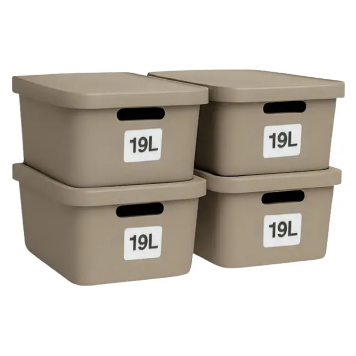 Plastard Aufbewahrungsbox-Set 4er-Set 19 Liter in Beige mit Deckel – Stapelboxen, Lagerboxen - L x B x H: 45,5 x 33,5 x 15,5 cm, Kunststoff, Beige, 4 Stk. - Vier hellbraune Kunststoff-Aufbewahrungsboxen mit Deckeln und Griffen, mit 19L beschriftet, paarweise gestapelt.