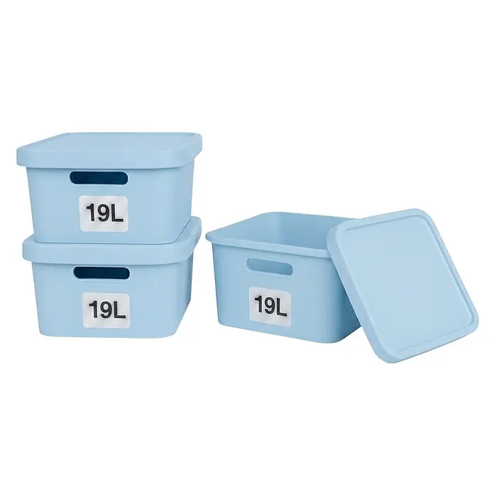 Plastard Aufbewahrungsbox-Set 3er-Set 19 Liter in Blau mit Deckel – Stapelboxen, Lagerboxen - L x B x H: 45,5 x 33,5 x 15,5 cm, Kunststoff, Blau, 3 Stk. - Drei hellblaue Kunststoff-Aufbewahrungsboxen mit Deckeln und Griffen, beschriftet mit 19L Fassungsvermögen.
