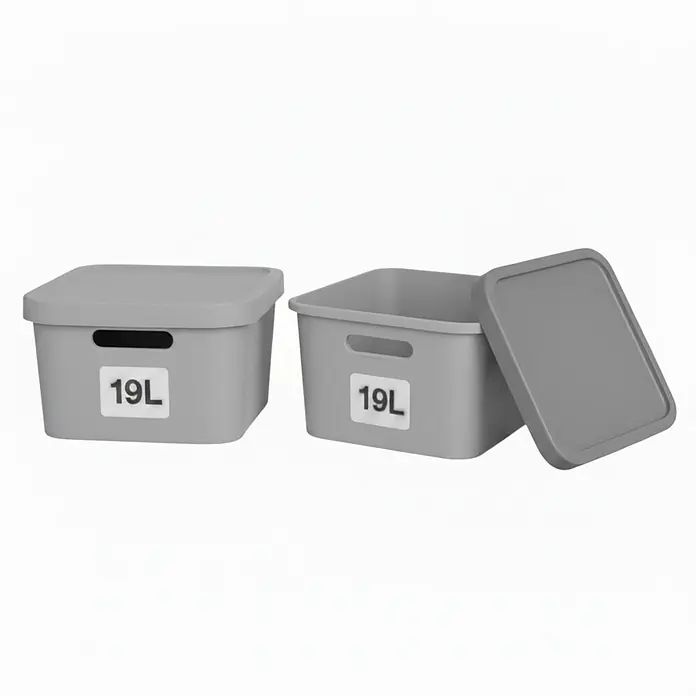 Plastard Aufbewahrungsbox-Set 2er-Set 19 Liter in Grau mit Deckel – Stapelboxen, Lagerboxen - L x B x H: 45,5 x 33,5 x 15,5 cm, Kunststoff, Grau, 2 Stk. - Zwei graue 19L Aufbewahrungsboxen, eine geschlossen und eine offen mit Deckel.