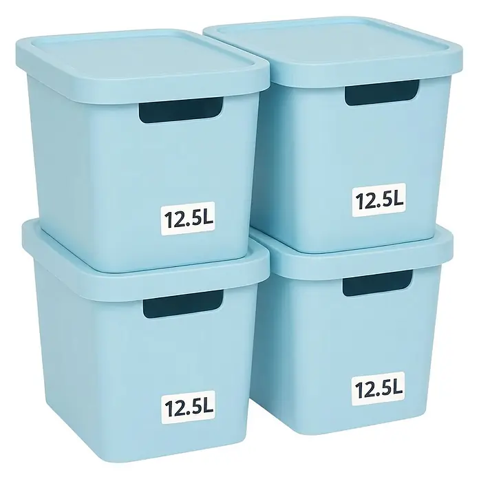 Plastard Aufbewahrungsbox-Set 4er-Set 12,5 Liter in Blau mit Deckel – Stapelboxen, Lagerboxen - L x B x H: 32 x 22 x 24 cm, Kunststoff, Blau, 4 Stk. - Vier hellblaue Kunststoff-Aufbewahrungsboxen mit Deckel, je 12,5L, gestapelt.