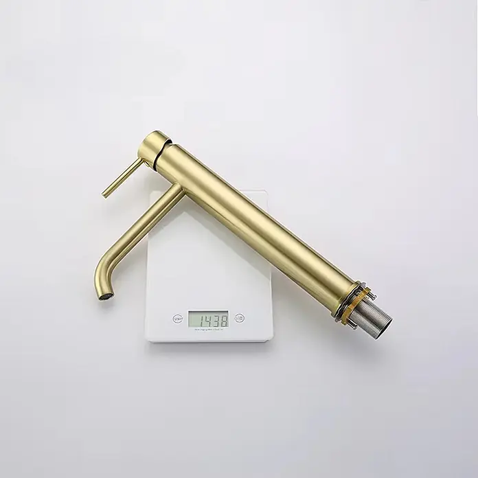 Hudor Waschtischarmatur Scamandre 7635 - Seidenmatt - Hohe Waschtischarmatur in mattem Gold mit Einhebelmischer, auf einer Waage 1,438 kg wiegend.