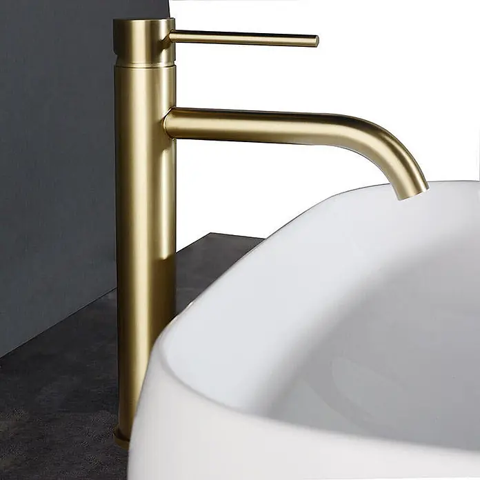 Hudor Waschtischarmatur Scamandre 7635 - Seidenmatt - Hoher, gebürsteter goldener Einhebel-Wasserhahn neben einem weißen Aufsatzwaschbecken.