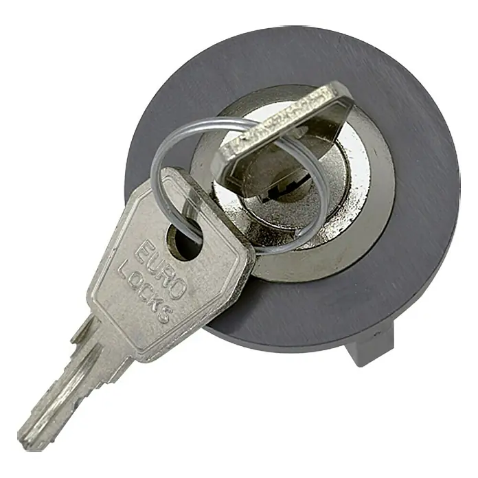 Steckdosenschloss - Kunststoff, Schutzart: IP20 - Ein Euro Locks Schloss mit einem Schlüssel steckt im Schloss, bereit zum Öffnen oder Schließen.