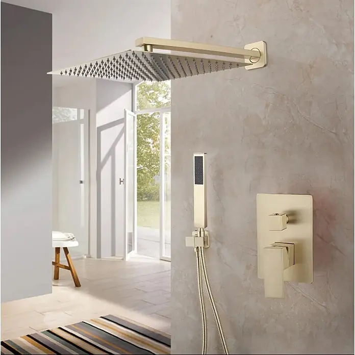 Hudor Duschsystem SC23 -  - Mattgoldenes Duschsystem mit quadratischem Regenkopf, Handbrause und Bedienelementen an einer Badwand.
