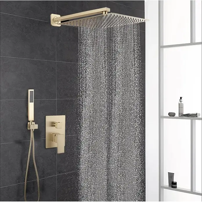 Hudor Duschsystem SC23 -  - Goldenes Duschsystem mit Regendusche und Handbrause, Wasser läuft auf dunklen Fliesen.