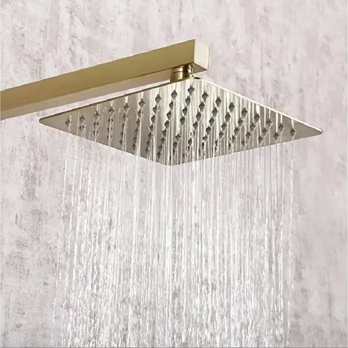 Hudor Duschsystem SC23 -  - Goldfarbener quadratischer Regenduschkopf mit fließendem Wasser, montiert an einem passenden Arm.