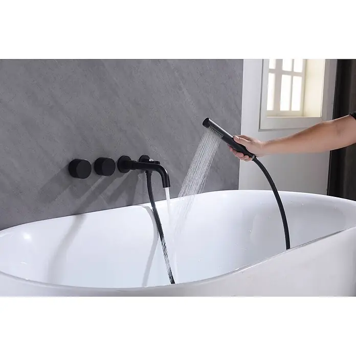 Hudor Badewannenarmatur Enipée 4454-1 - Matt - Schwarze wandmontierte Badewannenarmatur mit Handbrause füllt eine weiße Wanne.