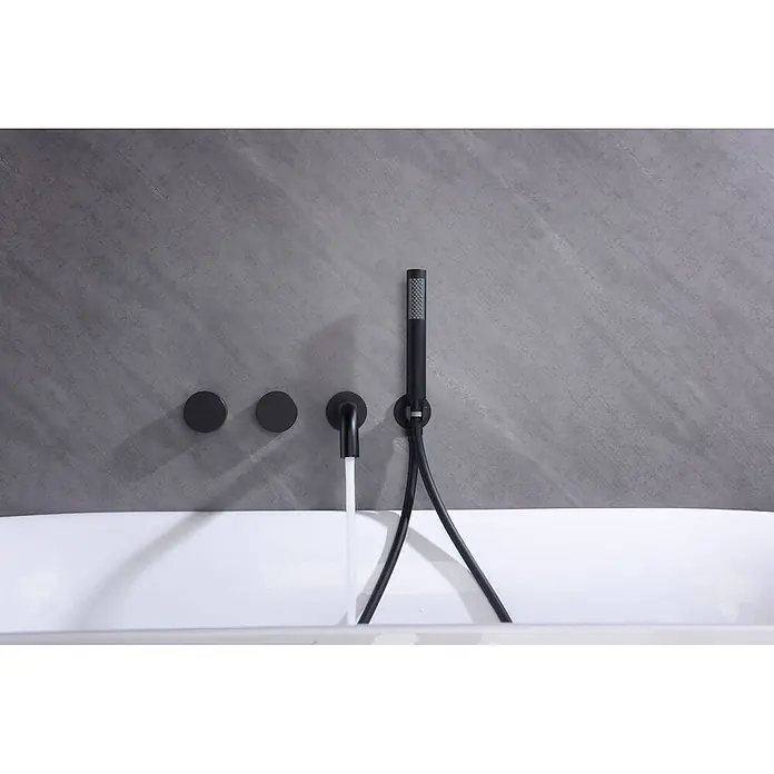 Hudor Badewannenarmatur Enipée 4454-1 - Matt - Mattschwarze wandmontierte Badewannenarmatur mit Handbrause füllt eine weiße Wanne.