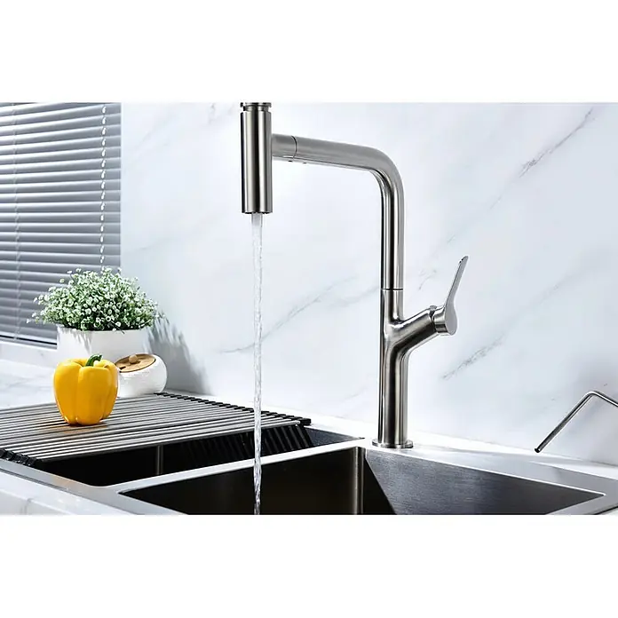 Hudor Spültischarmatur 8121 - Seidenmatt - Modernes Spülbeckenarmatur aus gebürstetem Edelstahl, Wasser läuft in ein Doppelwaschbecken.
