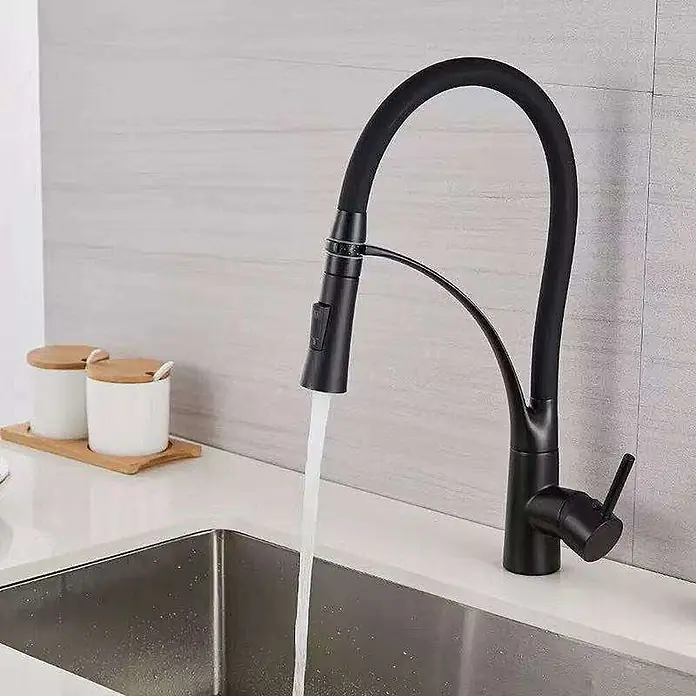 Hudor Spültischarmatur Céphise - Matt - Mattschwarze Küchenarmatur mit flexiblem Schwanenhalsauslauf und ausziehbarer Brause, die Wasser in ein Edelstahlspülbecken leitet.