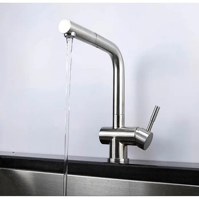 Hudor Spültischarmatur Erymanthe 0013 mit ausziehbarer Brause - Seidenmatt - Küchenarmatur aus gebürstetem Edelstahl mit fließendem Wasser im Spülbecken.