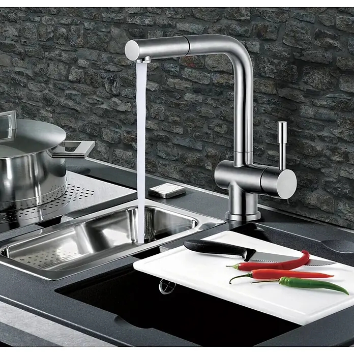 Hudor Spültischarmatur Erymanthe 0013 mit ausziehbarer Brause - Seidenmatt - Edelstahl-Küchenarmatur mit fließendem Wasser in ein integriertes Spülbecken in einer modernen Kücheneinrichtung.