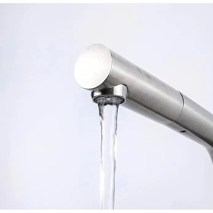 Hudor Spültischarmatur Erymanthe 0013 mit ausziehbarer Brause - Seidenmatt - Wasserhahn aus gebürstetem Metall, aus dessen Auslauf Wasser fließt.