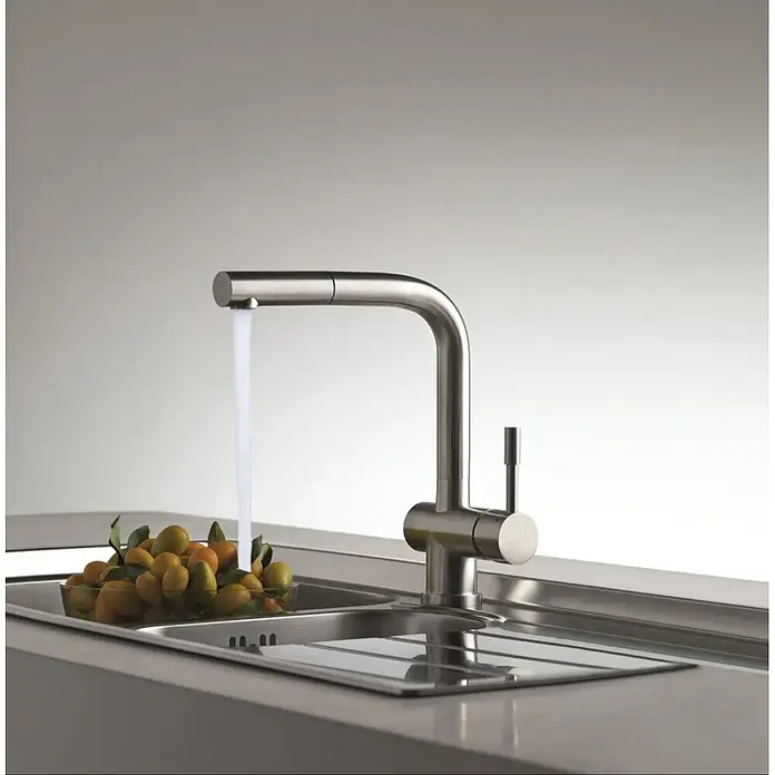 Hudor Spültischarmatur Erymanthe 0013 mit ausziehbarer Brause - Seidenmatt - Küchenarmatur aus gebürstetem Edelstahl mit Auszugsbrause, Wasser läuft in ein Doppelwaschbecken.