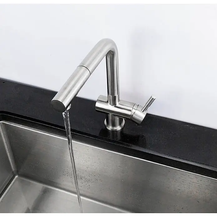 Hudor Spültischarmatur Erymanthe 0013 mit ausziehbarer Brause - Seidenmatt - Gebürstete Edelstahl-Küchenarmatur mit Ausziehbrause, über einem Spülbecken installiert, Wasser fließt.