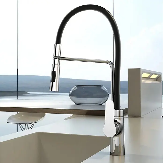 Hudor Spültischarmatur - Hochglänzend - Moderne Küchenarmatur mit schwarzem flexiblem Auslauf, verchromtem Brausekopf und weißem Hebelgriff auf einer weißen Arbeitsplatte.