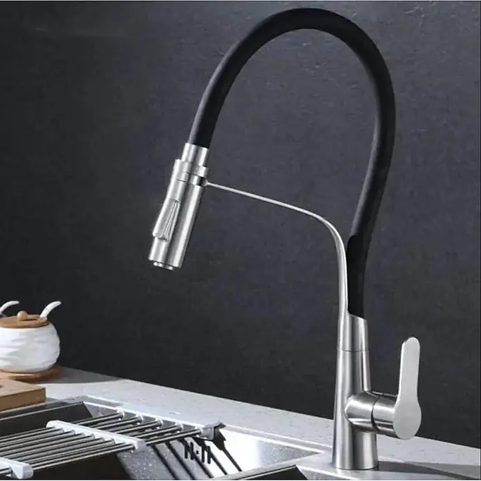 Hudor Spültischarmatur - Hochglänzend - Küchenarmatur aus gebürstetem Edelstahl mit schwarzem flexiblem Schwanenhals und ausziehbarem Brausekopf über einem Spülbecken.