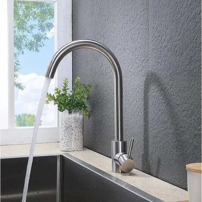 Hudor Spültischarmatur - Seidenmatt - Gebürstete Edelstahl-Küchenarmatur mit Einhebelmischer, Wasser läuft ins Spülbecken.