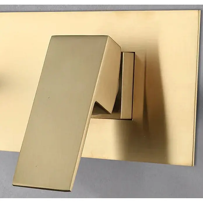 Hudor Waschtischarmatur Alphée - Seidenmatt - Elegante, wandmontierte Armatur aus gebürstetem Gold mit breitem, flachem Auslauf und rechteckiger Platte.