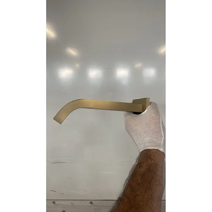 Hudor Waschtischarmatur 018 - Hochglänzend - Moderner Wasserhahn aus gebürstetem Gold mit flachem, leicht gebogenem Auslauf und rechteckigem Sockel.
