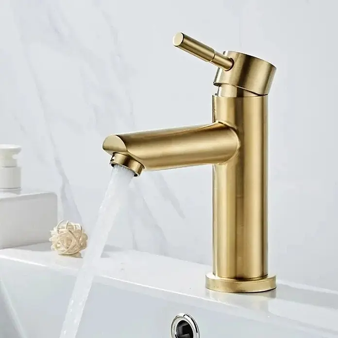 Hudor Waschtischarmatur Scamandre 6478 - Seidenmatt - Moderner Waschtischarmatur aus gebürstetem Gold mit Wasser, das in ein weißes Waschbecken fließt.