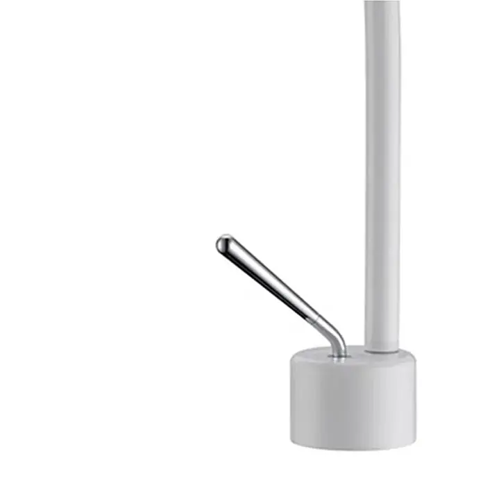 Hudor Waschtischarmatur - Matt - Weiße Toilettenbürste mit glänzendem Silbergriff in einem passenden weißen zylindrischen Halter.