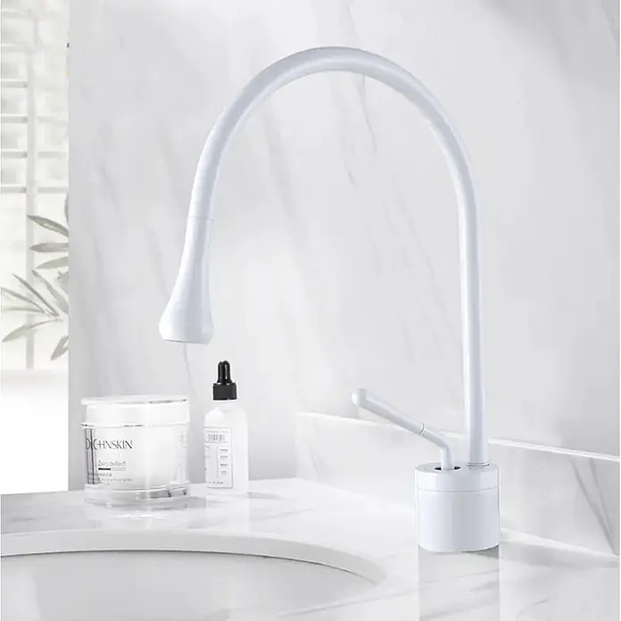 Hudor Waschtischarmatur - Matt - Weißer flexibler Schwanenhals-Wasserhahn mit Einhebelmischer auf einem Badezimmerschrank.