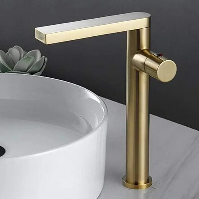Hudor Waschtischarmatur Scamandre 6461 - Seidenmatt - Moderner hoher Badezimmerwasserhahn in Gold mit rechteckigem Auslauf und zylindrischem Griff neben einem weißen runden Waschbecken.