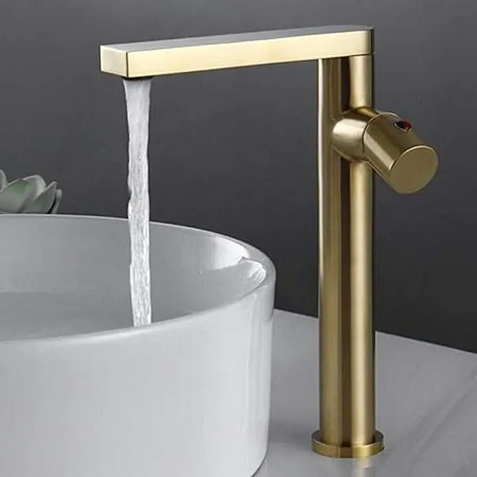 Hudor Waschtischarmatur Scamandre 6461 - Seidenmatt - Hohe, goldfarbene Armatur mit Wasser, das in ein weißes Keramikbecken fließt. Mit seitlich angebrachtem zylindrischem Griff.