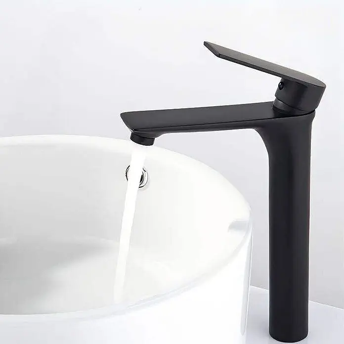 Hudor Waschtischarmatur Céphise 4375 - Matt - Moderner mattschwarzer Wasserhahn mit fließendem Wasser in einem weißen Waschbecken.