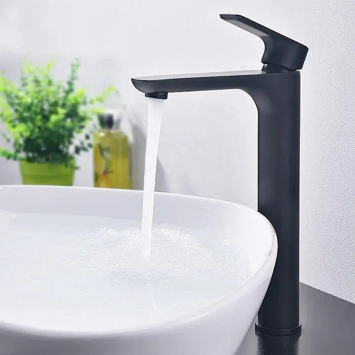 Hudor Waschtischarmatur Céphise 4375 - Matt - Mattschwarzer hoher Badezimmerhahn, der Wasser in ein weißes Aufsatzwaschbecken spendet.