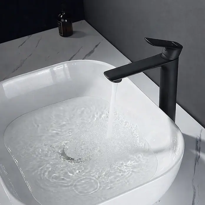 Hudor Waschtischarmatur Céphise 4375 - Matt - Moderner schwarzer Wasserhahn über einem weißen, rechteckigen Keramikwaschbecken mit fließendem Wasser.