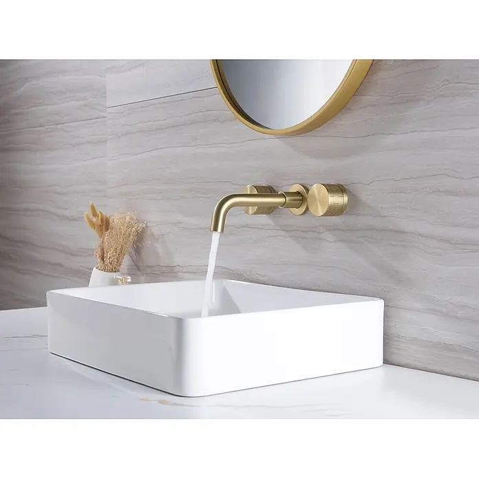 Hudor Waschtischarmatur Scamandre 7055 - Seidenmatt - Goldene Wandarmatur, die Wasser in ein weißes, rechteckiges Waschbecken spendet.