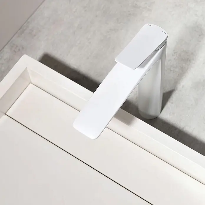 Hudor Waschtischarmatur 5922 - Matt - Weißer, moderner Wasserhahn mit flachem, rechteckigem Auslauf und Hebelgriff, in passendes weißes Waschbecken integriert.