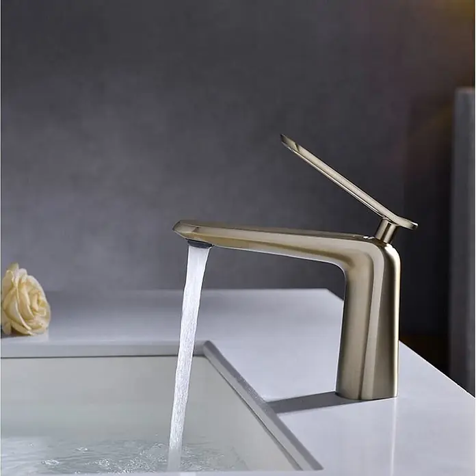 Hudor Waschtischarmatur Scamandre 7697 - Seidenmatt - Moderner Wasserhahn in satiniertem Gold mit Wasserfluss in ein weißes Waschbecken.
