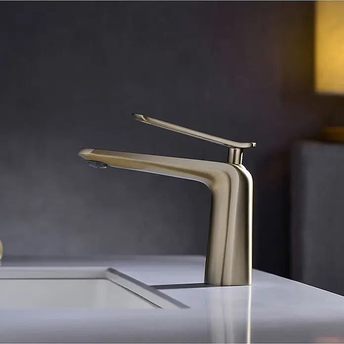 Hudor Waschtischarmatur Scamandre 7697 - Seidenmatt - Ein moderner Wasserhahn aus gebürstetem Messing auf einer weißen Waschtischplatte.