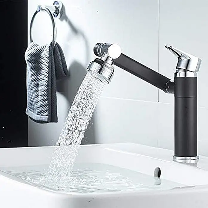 Hudor Waschtischarmatur 094 - Hochglänzend - Schwarz-chromer Badarmatur mit schwenkbarem Brausekopf, der Wasser in ein weißes Waschbecken sprüht.
