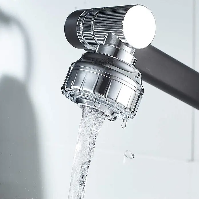 Hudor Waschtischarmatur 094 - Hochglänzend - Verchromter Wasserhahn-Wasserfilter, aus dem Wasser fließt.
