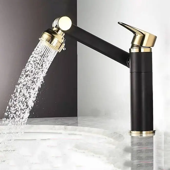 Hudor Waschtischarmatur Scamandre - Seidenmatt - Schwarz-goldener Wasserhahn mit herausziehbarer Brause, der Wasser in ein Waschbecken sprüht.