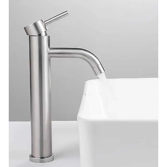 Hudor Waschtischarmatur Enipée 7567 - Glänzend - Moderner hoher Wasserhahn aus gebürstetem Edelstahl mit Einhebelmischer, der Wasser in ein weißes Waschbecken speist.