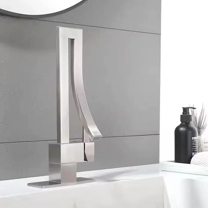 Hudor Waschtischarmatur - Seidenmatt - Moderner Waschtischarmatur aus gebürstetem Nickel mit hohem, rechteckigem Sockel und geschwungenem Auslauf.