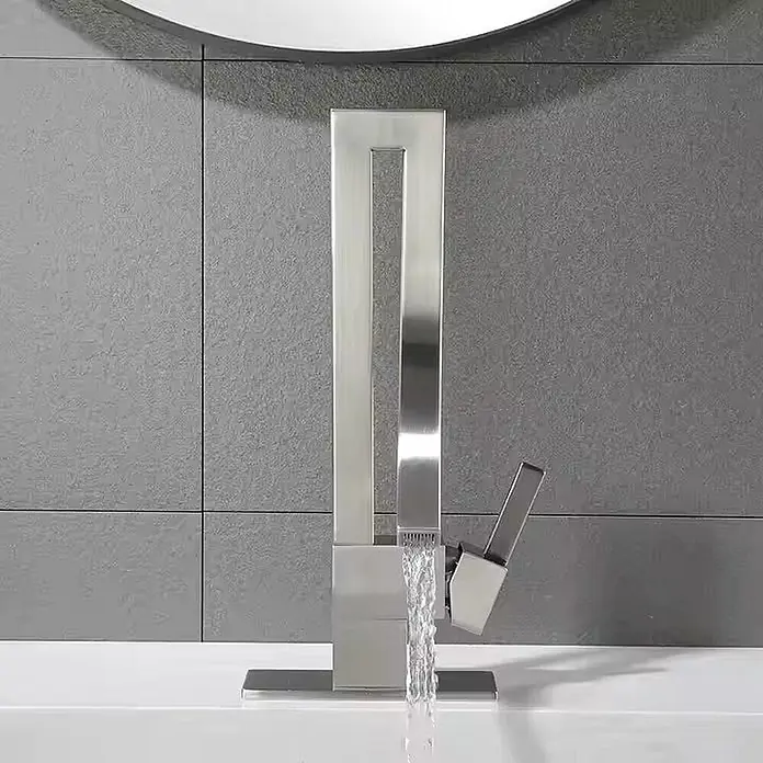 Hudor Waschtischarmatur - Seidenmatt - Ein moderner, gebürsteter silberner Rechteckhahn mit offener Oberseite, der Wasser in ein weißes Waschbecken spendet.