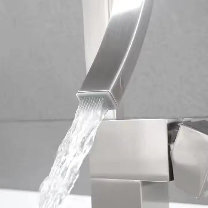 Hudor Waschtischarmatur - Seidenmatt - Gebürsteter Metallhahn mit quadratischem Auslauf und fließendem Wasser.